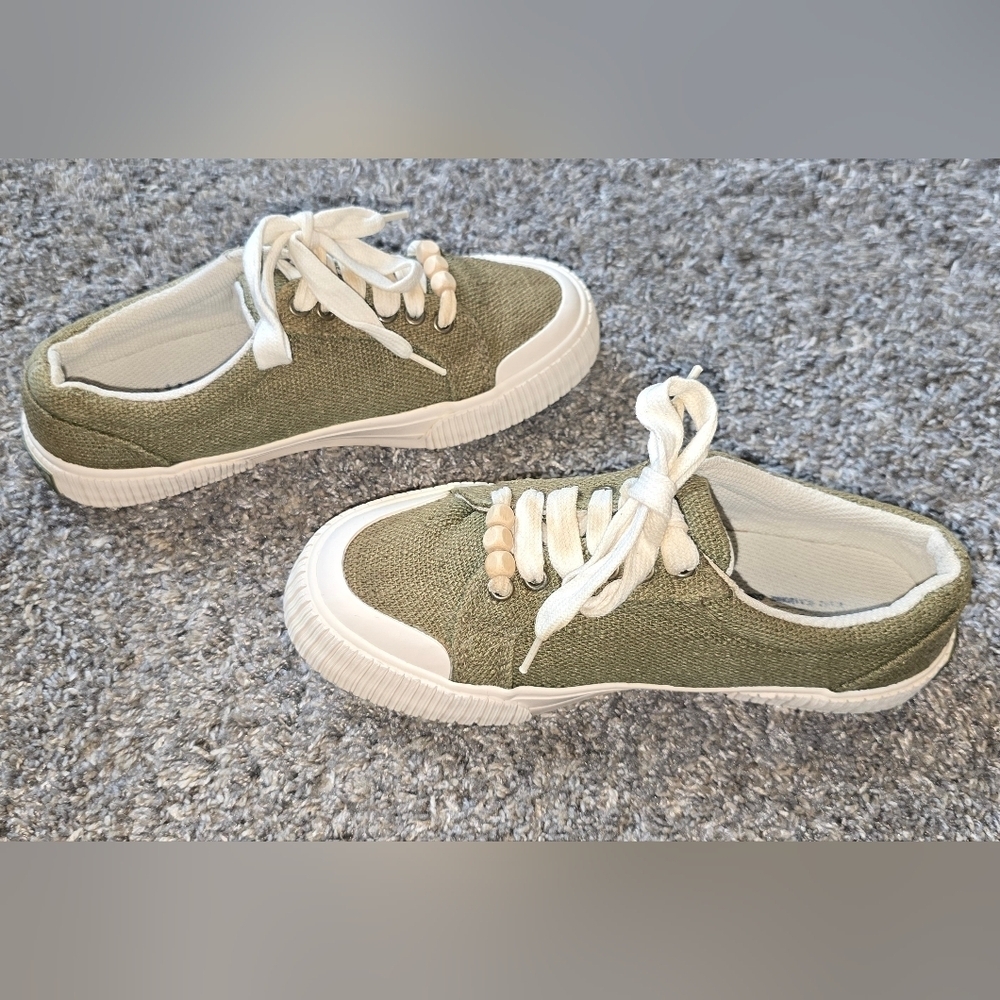 Crazy Horse Liz Claiborne Canvas Sneakers Womens 6.5 Olive Low Lace Up Casual - Picture 8 of 9